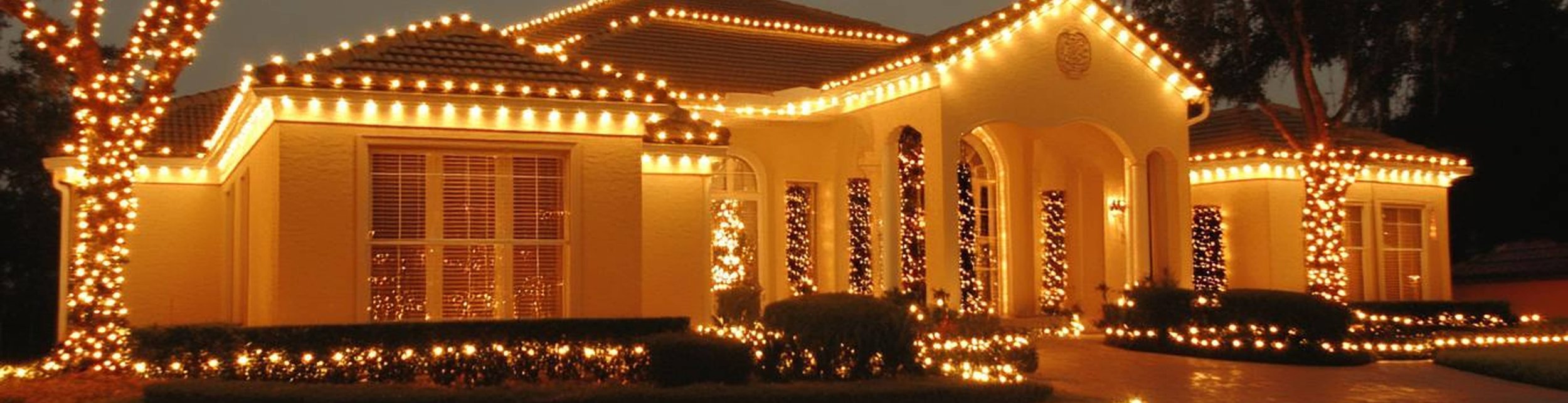 Custom holiday lighting on single-story home